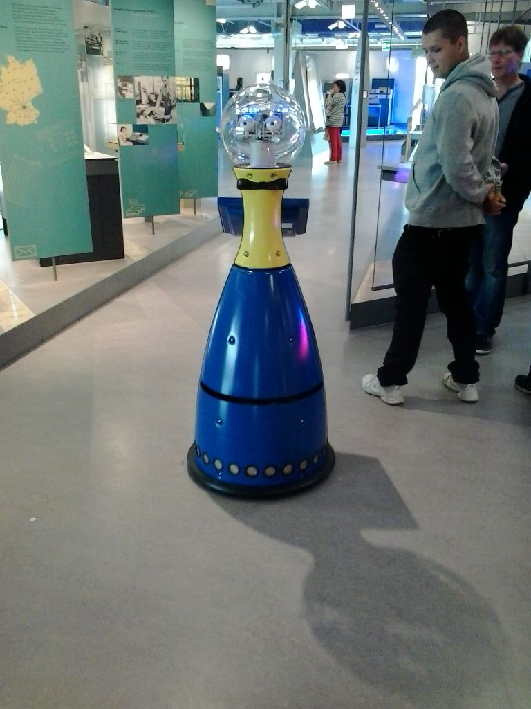 Guide-Robot "Petra" au Musée Nixdorf Paderborn en Allemagne (2014) est un exemple d'une application embarquée